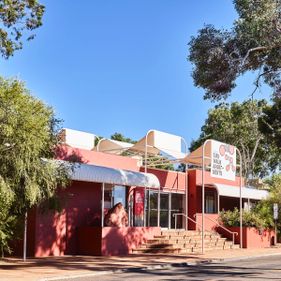 Exterior of Emu Walk Apartments. Photo: Ayers Rock Resort