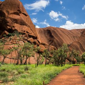 Mutitjulu Waterhole| site of the battle between Kuniya and Liru. Photo: Coen Hird / CC BY-SA A4.0