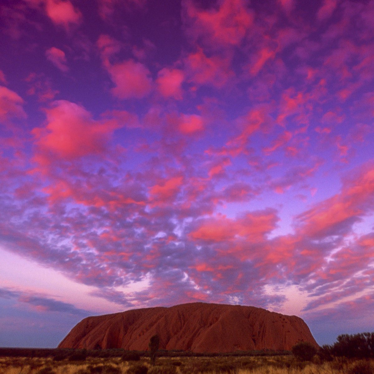 https://uluru.gov.au/static/597396ed7aea1d5ba0778eb120049fbd/uktnp-tile-image-sunrise-sunset-credit-tourism-nt-t.jpg?utm_source=chatgpt.com